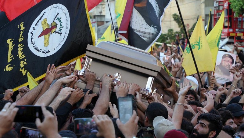 Anggota Hizbullah membawa peti jenazah Fuad Shukr, seorang komandan senior Hizbullah yang tewas akibat serangan Israel pada hari Selasa, selama pemakamannya di pinggiran selatan Beirut, Lebanon, 1 Agustus 2024. (REUTERS/Alkis Konstantinidis)