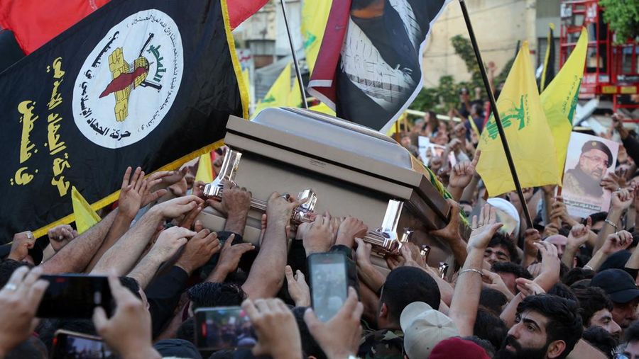 Para pelayat membawa peti jenazah komandan senior Hizbullah Fuad Shukr, yang tewas pada Selasa dalam serangan Israel, selama pemakamannya di pinggiran selatan Beirut, Lebanon, 1 Agustus 2024. (REUTERS/Mohamed Azakir)