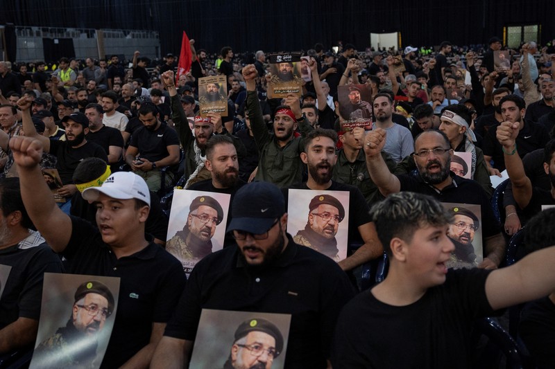 Anggota Hizbullah membawa peti jenazah Fuad Shukr, seorang komandan senior Hizbullah yang tewas akibat serangan Israel pada hari Selasa, selama pemakamannya di pinggiran selatan Beirut, Lebanon, 1 Agustus 2024. Anggota Hizbullah membawa peti jenazah Fuad Shukr, seorang komandan senior Hizbullah yang tewas akibat serangan Israel pada hari Selasa, selama pemakamannya di pinggiran selatan Beirut, Lebanon, 1 Agustus 2024. (REUTERS/Alkis Konstantinidis)