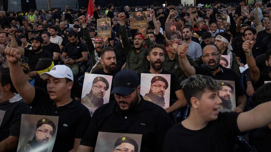 Anggota Hizbullah membawa peti jenazah Fuad Shukr, seorang komandan senior Hizbullah yang tewas akibat serangan Israel pada hari Selasa, selama pemakamannya di pinggiran selatan Beirut, Lebanon, 1 Agustus 2024. (REUTERS/Alkis Konstantinidis)