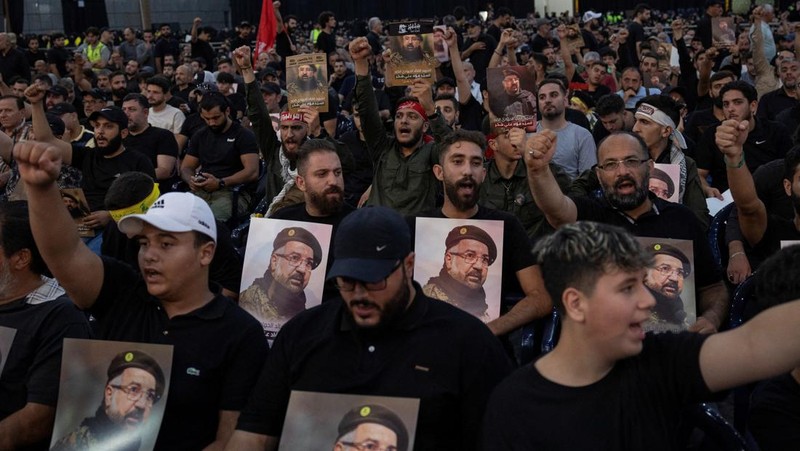 Anggota Hizbullah membawa peti jenazah Fuad Shukr, seorang komandan senior Hizbullah yang tewas akibat serangan Israel pada hari Selasa, selama pemakamannya di pinggiran selatan Beirut, Lebanon, 1 Agustus 2024. (REUTERS/Alkis Konstantinidis)