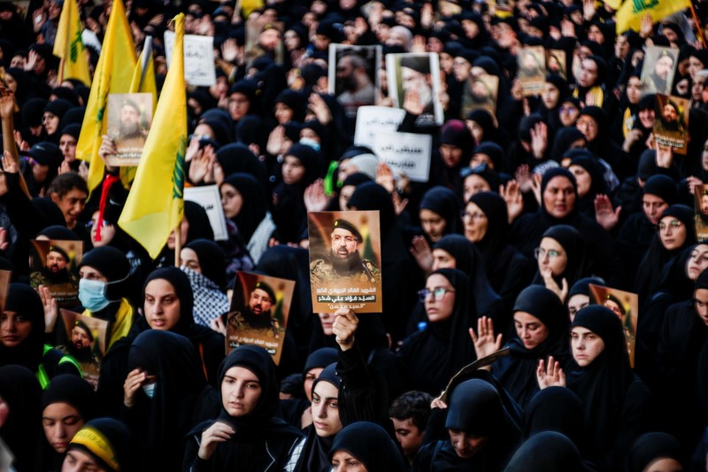 Anggota Hizbullah membawa peti jenazah Fuad Shukr, seorang komandan senior Hizbullah yang tewas akibat serangan Israel pada hari Selasa, selama pemakamannya di pinggiran selatan Beirut, Lebanon, 1 Agustus 2024. Anggota Hizbullah membawa peti jenazah Fuad Shukr, seorang komandan senior Hizbullah yang tewas akibat serangan Israel pada hari Selasa, selama pemakamannya di pinggiran selatan Beirut, Lebanon, 1 Agustus 2024. (REUTERS/Alkis Konstantinidis)