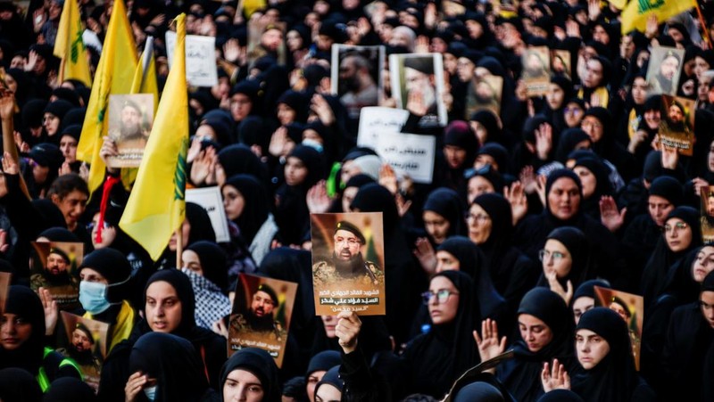 Anggota Hizbullah membawa peti jenazah Fuad Shukr, seorang komandan senior Hizbullah yang tewas akibat serangan Israel pada hari Selasa, selama pemakamannya di pinggiran selatan Beirut, Lebanon, 1 Agustus 2024. (REUTERS/Alkis Konstantinidis)