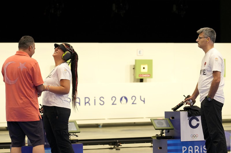 OLYMPICS-2024-TABLETENNIS/ Paris 2024 Olympics - Table Tennis - Mixed Doubles Victory Ceremony - South Paris Arena 4, Paris, France - July 30, 2024. Bronze medallist Jonghoon Lim of South Korea takes selfie with Yubin Shin of South Korea and gold medallists Chuqin Wang of China and Yingsha Sun of China with silver medallists Jong Sik Ri of North Korea and Kum Yong Kim of North Korea on the podium with their medals after winning. REUTERS/Kim Hong-Ji