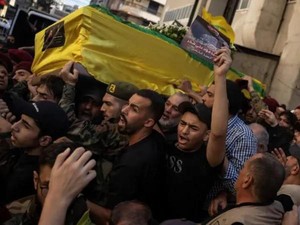 Pelayat Berebut Angkat Peti Mati Komandan Hizbullah yang Dibunuh Israel