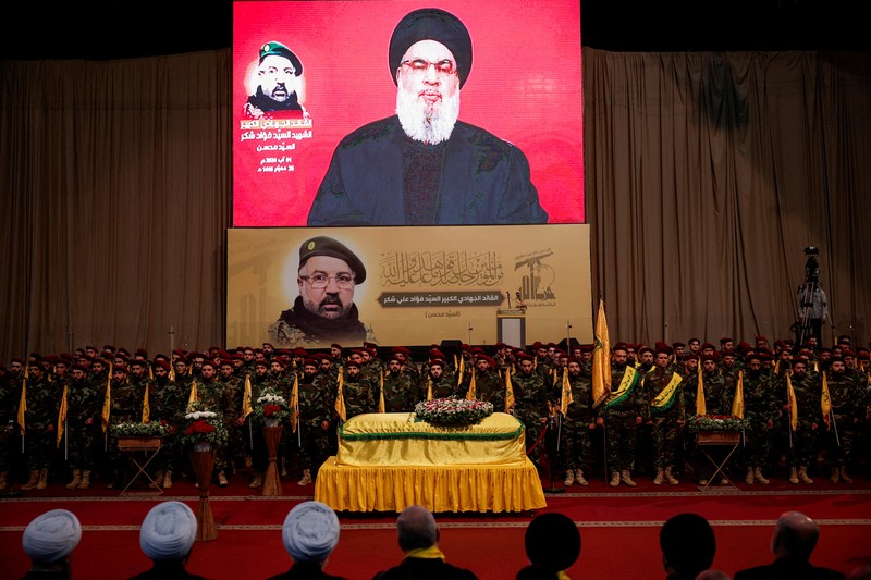 Anggota Hizbullah membawa peti jenazah Fuad Shukr, seorang komandan senior Hizbullah yang tewas akibat serangan Israel pada hari Selasa, selama pemakamannya di pinggiran selatan Beirut, Lebanon, 1 Agustus 2024. Anggota Hizbullah membawa peti jenazah Fuad Shukr, seorang komandan senior Hizbullah yang tewas akibat serangan Israel pada hari Selasa, selama pemakamannya di pinggiran selatan Beirut, Lebanon, 1 Agustus 2024. (REUTERS/Alkis Konstantinidis)