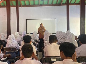 Kisah Guru Kelas Jauh di Kemalang Klaten, Rela Tempuh 12 KM demi Mengajar