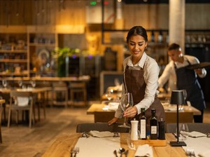 Pengunjung Batal Beri Tip ke Pelayan Resto karena Perlakuan Rasis