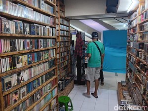 Orang-orang Ini yang Masih Suka Beli Kaset Pita Musik di Blok M
