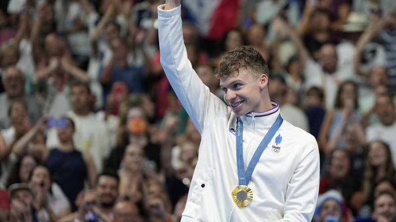 Peraih medali emas Leon Marchand bereaksi saat berdiri di podium pemenang setelah final gaya dada 200 meter putra di Olimpiade Musim Panas 2024, Rabu, 31 Juli 2024, di Nanterre, Prancis. (AP Photo/Matthias Schrader)