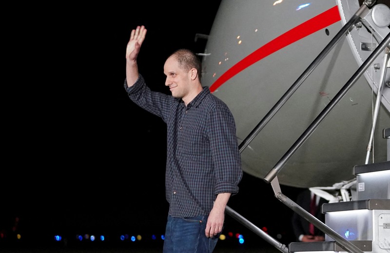 RUSSIA-USA/PRISONERS U.S. journalist Evan Gershkovich is escorted by a federal security service officer before boarding a plane during a prisoner exchange between Russia with Western countries at an undisclosed location, in this still image from August 1, 2024 broadcast video. FSB Public Relations Centre/ROSSIYA 24 TV Channel via REUTERS ATTENTION EDITORS - THIS IMAGE HAS BEEN SUPPLIED BY A THIRD PARTY. NO RESALES. NO ARCHIVES. MANDATORY CREDIT. WATERMARK AND TV GRAPHICS FROM SOURCE.