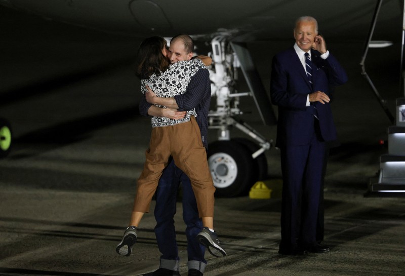U.S. journalist Evan Gershkovich is escorted by a federal security service officer before boarding a plane during a prisoner exchange between Russia with Western countries at an undisclosed location, in this still image from August 1, 2024 broadcast video. FSB Public Relations Centre/ROSSIYA 24 TV Channel via REUTERS ATTENTION EDITORS - THIS IMAGE HAS BEEN SUPPLIED BY A THIRD PARTY. NO RESALES. NO ARCHIVES. MANDATORY CREDIT. WATERMARK AND TV GRAPHICS FROM SOURCE.