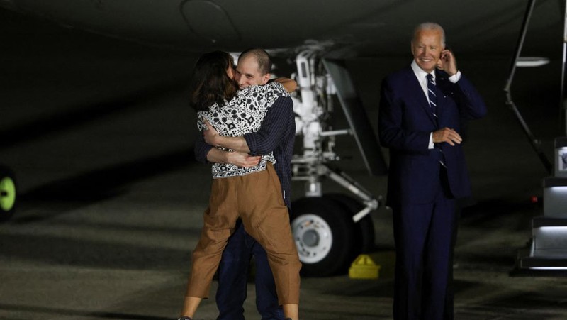 U.S. journalist Evan Gershkovich is escorted by a federal security service officer before boarding a plane during a prisoner exchange between Russia with Western countries at an undisclosed location, in this still image from August 1, 2024 broadcast video. FSB Public Relations Centre/ROSSIYA 24 TV Channel via REUTERS ATTENTION EDITORS - THIS IMAGE HAS BEEN SUPPLIED BY A THIRD PARTY. NO RESALES. NO ARCHIVES. MANDATORY CREDIT. WATERMARK AND TV GRAPHICS FROM SOURCE.