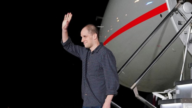 U.S. journalist Evan Gershkovich is escorted by a federal security service officer before boarding a plane during a prisoner exchange between Russia with Western countries at an undisclosed location, in this still image from August 1, 2024 broadcast video. FSB Public Relations Centre/ROSSIYA 24 TV Channel via REUTERS ATTENTION EDITORS - THIS IMAGE HAS BEEN SUPPLIED BY A THIRD PARTY. NO RESALES. NO ARCHIVES. MANDATORY CREDIT. WATERMARK AND TV GRAPHICS FROM SOURCE.