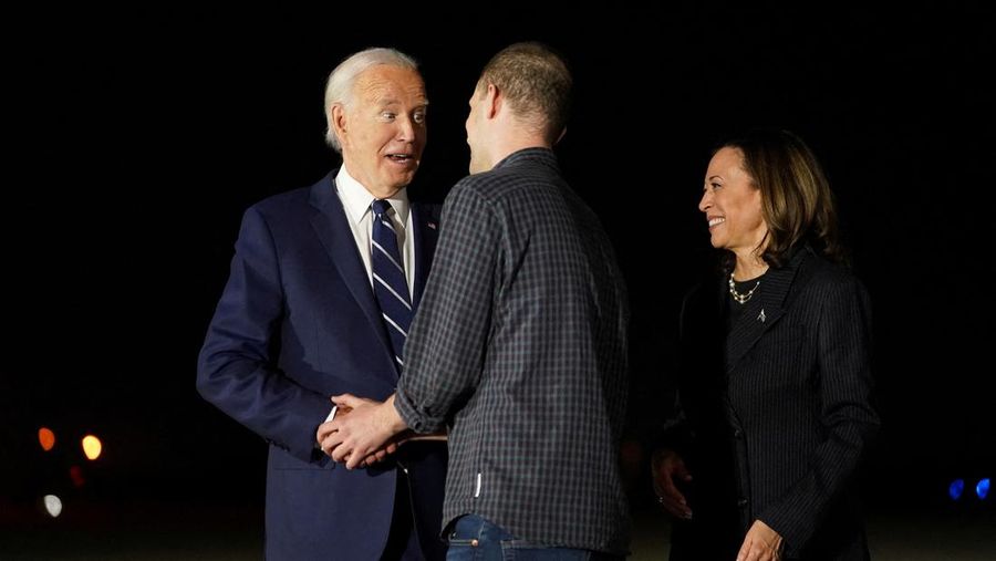 U.S. President Joe Biden and Vice President Kamala Harris greet Evan Gershkovich, who was released from detention in Russia, upon his arrival at Joint Base Andrews in Maryland, U.S., August 1, 2024. REUTERS/Nathan Howard
