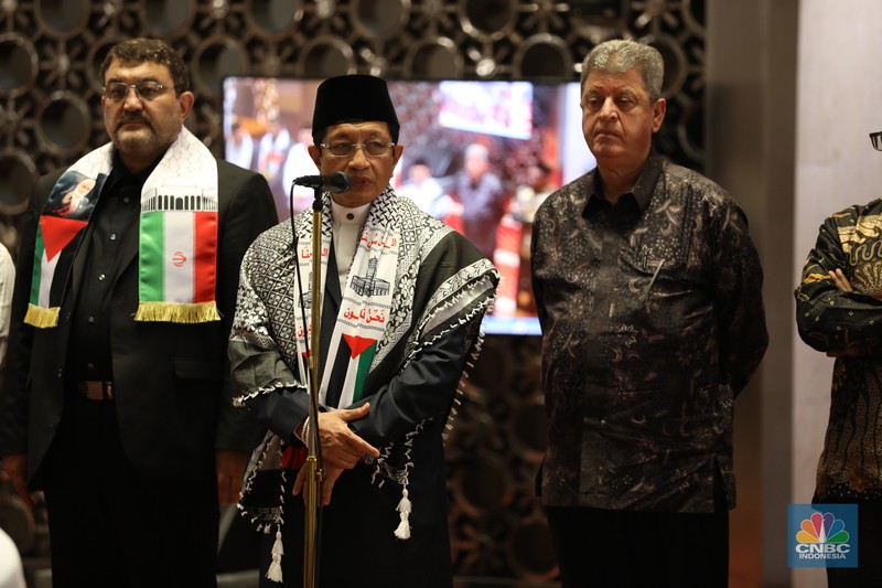 Salat gaib berjamaah untuk pemimpin Hamas Ismail Haniyeh yang tewas dalam sebuah serangan di Teheran, Iran. Salat gaib dilaksanakan usai salat Jumat di Masjid Istiqlal, Jakarta, Jumat (2/8/2024). (CNBC Indonesia/Tri Susilo) Salat gaib berjamaah untuk pemimpin Hamas Ismail Haniyeh yang tewas dalam sebuah serangan di Teheran, Iran. Salat gaib dilaksanakan usai salat Jumat di Masjid Istiqlal, Jakarta, Jumat (2/8/2024). (CNBC Indonesia/Tri Susilo)