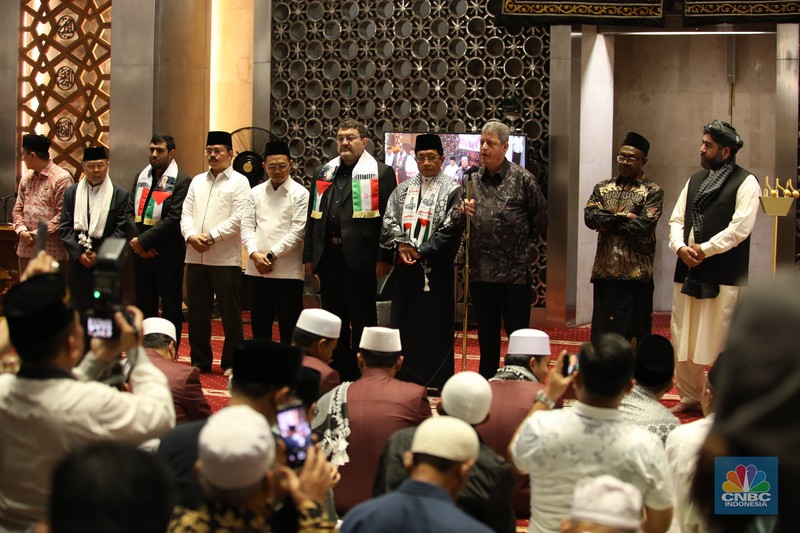 Salat gaib berjamaah untuk pemimpin Hamas Ismail Haniyeh yang tewas dalam sebuah serangan di Teheran, Iran. Salat gaib dilaksanakan usai salat Jumat di Masjid Istiqlal, Jakarta, Jumat (2/8/2024). (CNBC Indonesia/Tri Susilo) Salat gaib berjamaah untuk pemimpin Hamas Ismail Haniyeh yang tewas dalam sebuah serangan di Teheran, Iran. Salat gaib dilaksanakan usai salat Jumat di Masjid Istiqlal, Jakarta, Jumat (2/8/2024). (CNBC Indonesia/Tri Susilo)
