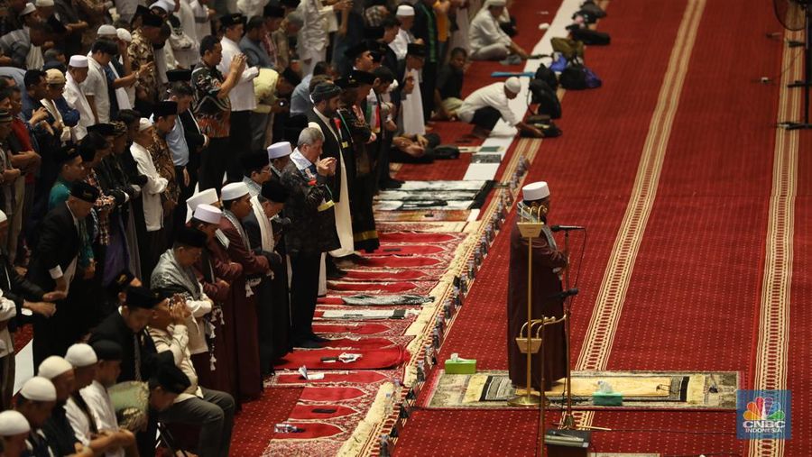 Salat gaib berjamaah untuk pemimpin Hamas Ismail Haniyeh yang tewas dalam sebuah serangan di Teheran, Iran. Salat gaib dilaksanakan usai salat Jumat di Masjid Istiqlal, Jakarta, Jumat (2/8/2024). (CNBC Indonesia/Tri Susilo)