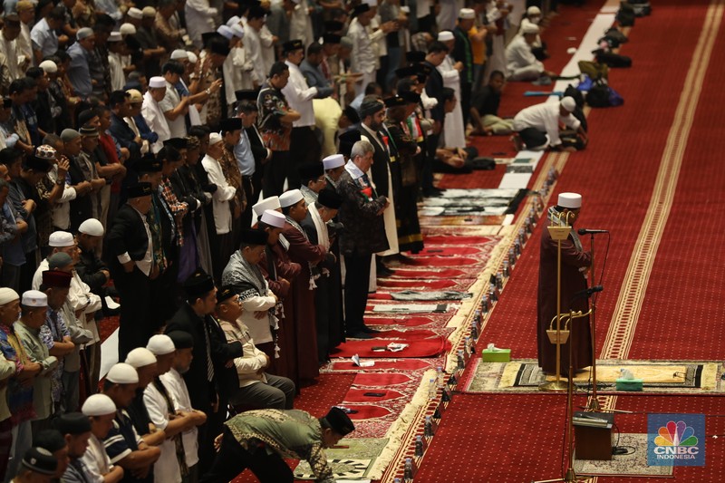 Salat gaib berjamaah untuk pemimpin Hamas Ismail Haniyeh yang tewas dalam sebuah serangan di Teheran, Iran. Salat gaib dilaksanakan usai salat Jumat di Masjid Istiqlal, Jakarta, Jumat (2/8/2024). (CNBC Indonesia/Tri Susilo) Salat gaib berjamaah untuk pemimpin Hamas Ismail Haniyeh yang tewas dalam sebuah serangan di Teheran, Iran. Salat gaib dilaksanakan usai salat Jumat di Masjid Istiqlal, Jakarta, Jumat (2/8/2024). (CNBC Indonesia/Tri Susilo)