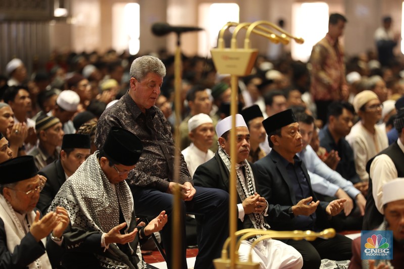 Salat gaib berjamaah untuk pemimpin Hamas Ismail Haniyeh yang tewas dalam sebuah serangan di Teheran, Iran. Salat gaib dilaksanakan usai salat Jumat di Masjid Istiqlal, Jakarta, Jumat (2/8/2024). (CNBC Indonesia/Tri Susilo)