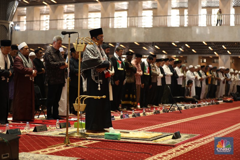 Salat gaib berjamaah untuk pemimpin Hamas Ismail Haniyeh yang tewas dalam sebuah serangan di Teheran, Iran. Salat gaib dilaksanakan usai salat Jumat di Masjid Istiqlal, Jakarta, Jumat (2/8/2024). (CNBC Indonesia/Tri Susilo) Salat gaib berjamaah untuk pemimpin Hamas Ismail Haniyeh yang tewas dalam sebuah serangan di Teheran, Iran. Salat gaib dilaksanakan usai salat Jumat di Masjid Istiqlal, Jakarta, Jumat (2/8/2024). (CNBC Indonesia/Tri Susilo)