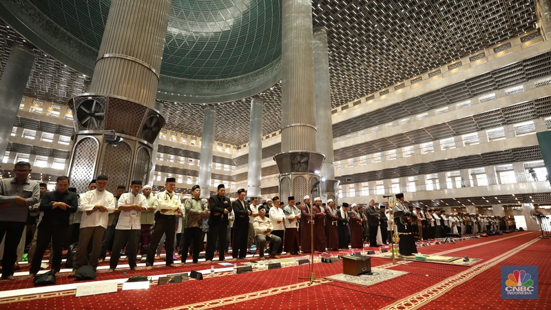 Salat gaib berjamaah untuk pemimpin Hamas Ismail Haniyeh yang tewas dalam sebuah serangan di Teheran, Iran. Salat gaib dilaksanakan usai salat Jumat di Masjid Istiqlal, Jakarta, Jumat (2/8/2024). (CNBC Indonesia/Tri Susilo) Salat gaib berjamaah untuk pemimpin Hamas Ismail Haniyeh yang tewas dalam sebuah serangan di Teheran, Iran. Salat gaib dilaksanakan usai salat Jumat di Masjid Istiqlal, Jakarta, Jumat (2/8/2024). (CNBC Indonesia/Tri Susilo)