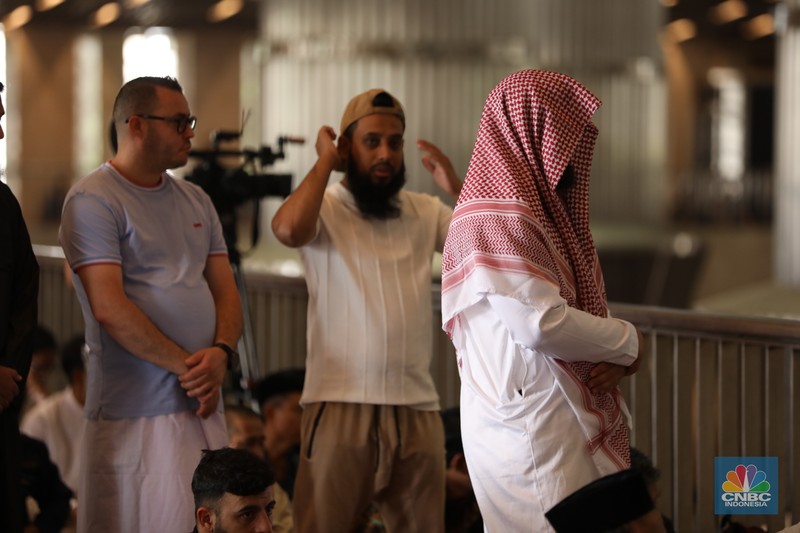 Salat gaib berjamaah untuk pemimpin Hamas Ismail Haniyeh yang tewas dalam sebuah serangan di Teheran, Iran. Salat gaib dilaksanakan usai salat Jumat di Masjid Istiqlal, Jakarta, Jumat (2/8/2024). (CNBC Indonesia/Tri Susilo)