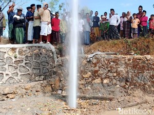 Semburan Air Bercampur Gas Setinggi 20 Meter Kagetkan Warga Sampang