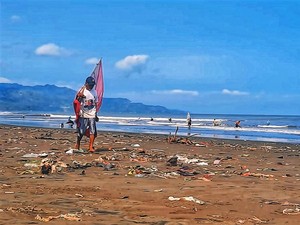 Tradisi Mencari Berkah Ikan Impun di Pantai Palabuhanratu