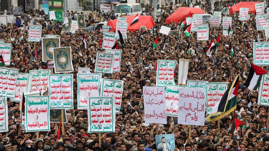 Warga yang sebagian besar pendukung Houthi, memegang senjata api saat melakukan aksi unjuk rasa di Sanaam Yaman, Jumat (2/8/2024). (REUTERS/Khaled Abdullah)