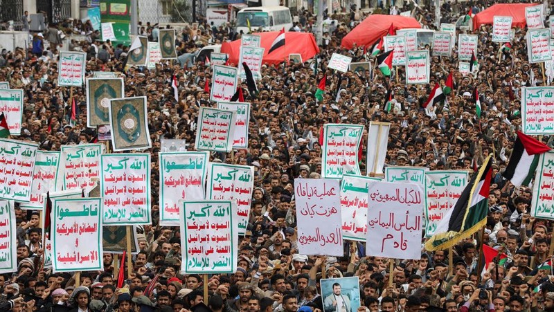 Warga yang sebagian besar pendukung Houthi, memegang senjata api saat melakukan aksi unjuk rasa di Sanaam Yaman, Jumat (2/8/2024). (REUTERS/Khaled Abdullah)