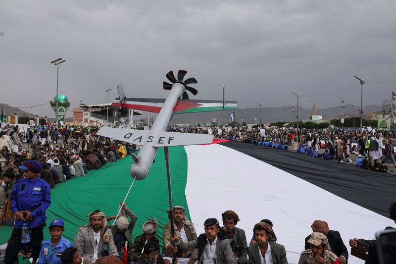 Warga yang sebagian besar pendukung Houthi, memegang senjata api saat melakukan aksi unjuk rasa di Sanaam Yaman, Jumat (2/8/2024). (REUTERS/Khaled Abdullah)
