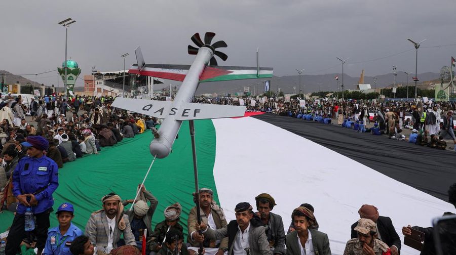 Warga yang sebagian besar pendukung Houthi, memegang senjata api saat melakukan aksi unjuk rasa di Sanaam Yaman, Jumat (2/8/2024). (REUTERS/Khaled Abdullah)