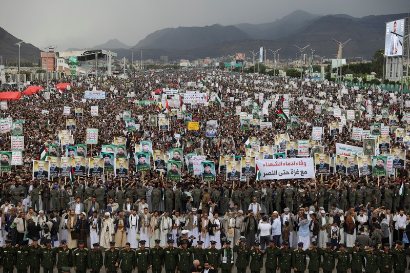 Warga yang sebagian besar pendukung Houthi, memegang senjata api saat melakukan aksi unjuk rasa di Sanaam Yaman, Jumat (2/8/2024). (REUTERS/Khaled Abdullah) Warga yang sebagian besar pendukung Houthi, memegang senjata api saat melakukan aksi unjuk rasa di Sanaam Yaman, Jumat (2/8/2024). (REUTERS/Khaled Abdullah)