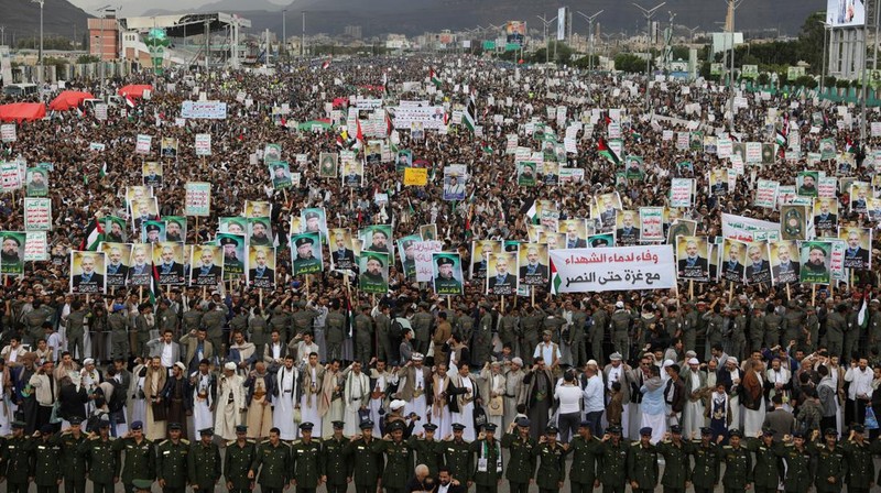 Warga yang sebagian besar pendukung Houthi, memegang senjata api saat melakukan aksi unjuk rasa di Sanaam Yaman, Jumat (2/8/2024). (REUTERS/Khaled Abdullah)