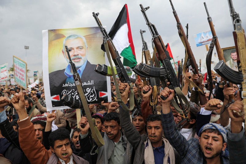 Warga yang sebagian besar pendukung Houthi, memegang senjata api saat melakukan aksi unjuk rasa di Sanaam Yaman, Jumat (2/8/2024). (REUTERS/Khaled Abdullah) Warga yang sebagian besar pendukung Houthi, memegang senjata api saat melakukan aksi unjuk rasa di Sanaam Yaman, Jumat (2/8/2024). (REUTERS/Khaled Abdullah)