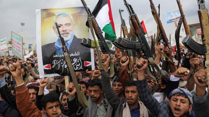 Warga yang sebagian besar pendukung Houthi, memegang senjata api saat melakukan aksi unjuk rasa di Sanaam Yaman, Jumat (2/8/2024). (REUTERS/Khaled Abdullah)