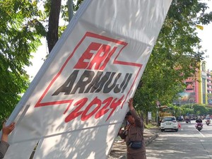 Baliho Eri Cahyadi Maju Lagi di Pilwali 2024 Dicopot Satpol PP Surabaya
