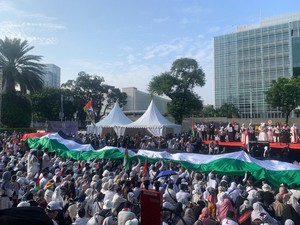 Aksi di Kedubes AS, Massa Bentangkan Bendera Raksasa Palestina-Merah Putih