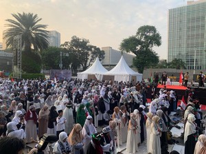 Massa Aksi Bela Palestina Gelar Salat Gaib untuk Haniyeh di Depan Kedubes AS