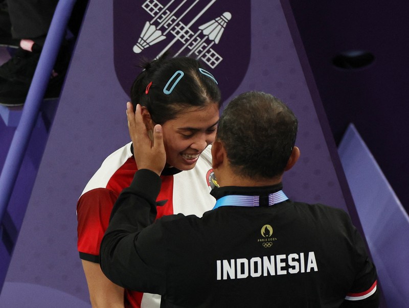 OLYMPICS-2024-BADMINTON/ Aksi badminton dari Indonesia Gregoria Mariska Tunjung beraksi saat bertanding melawan Ratchanok Intanon dari Thailand. REUTERS/Hamad I Mohammed