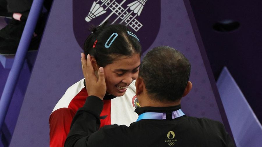 Gregoria Mariska Tunjung dari Indonesia merayakan kemenangan bersama pelatihnya setelah melawan Ratchanok Intanon dari Thailand. REUTERS/Hamad I Mohammed