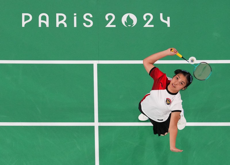 OLYMPICS-2024-BADMINTON/ Aksi badminton dari Indonesia Gregoria Mariska Tunjung beraksi saat bertanding melawan Ratchanok Intanon dari Thailand. REUTERS/Hamad I Mohammed