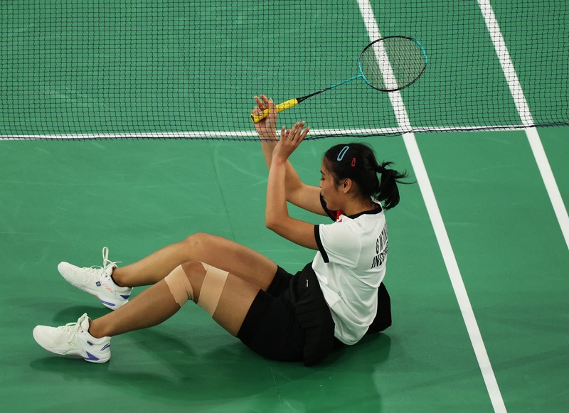 OLYMPICS-2024-BADMINTON/ Aksi badminton dari Indonesia Gregoria Mariska Tunjung beraksi saat bertanding melawan Ratchanok Intanon dari Thailand. REUTERS/Hamad I Mohammed