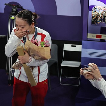 Momen Atlet China Huang Yaqiong Dilamar Usai Dapat Medali Emas, Baper!