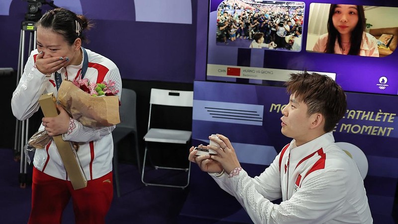 Paris 2024 Olympics - Badminton - Mixed Doubles Victory Ceremony - Porte de La Chapelle Arena, Paris, France - August 02, 2024. Si Wei Zheng of China proposes to Ya Qiong Huang of China after winning the gold. REUTERS/Ann Wang