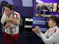 Momen Atlet China Huang Yaqiong Dilamar Usai Dapat Medali Emas, Baper!
