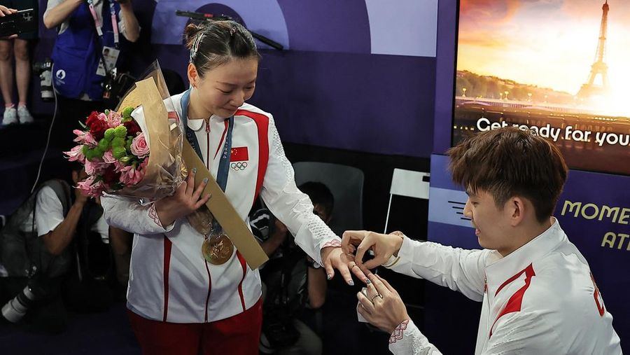 Paris 2024 Olympics - Badminton - Mixed Doubles Victory Ceremony - Porte de La Chapelle Arena, Paris, France - August 02, 2024. Si Wei Zheng of China proposes to Ya Qiong Huang of China after winning the gold. REUTERS/Ann Wang