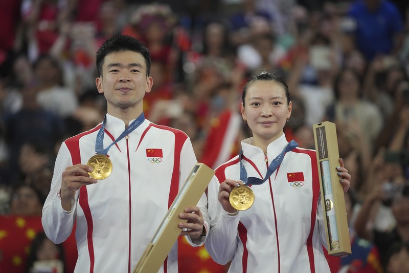 Paris 2024 Olympics - Badminton - Mixed Doubles Victory Ceremony - Porte de La Chapelle Arena, Paris, France - August 02, 2024. Si Wei Zheng of China proposes to Ya Qiong Huang of China after winning the gold. REUTERS/Ann Wang