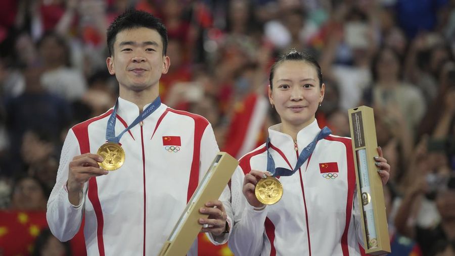 Paris 2024 Olympics - Badminton - Mixed Doubles Victory Ceremony - Porte de La Chapelle Arena, Paris, France - August 02, 2024. Si Wei Zheng of China proposes to Ya Qiong Huang of China after winning the gold. REUTERS/Ann Wang